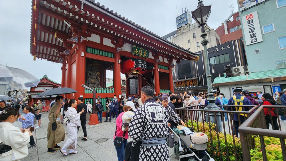 Kaminarimon Gate Asakusa